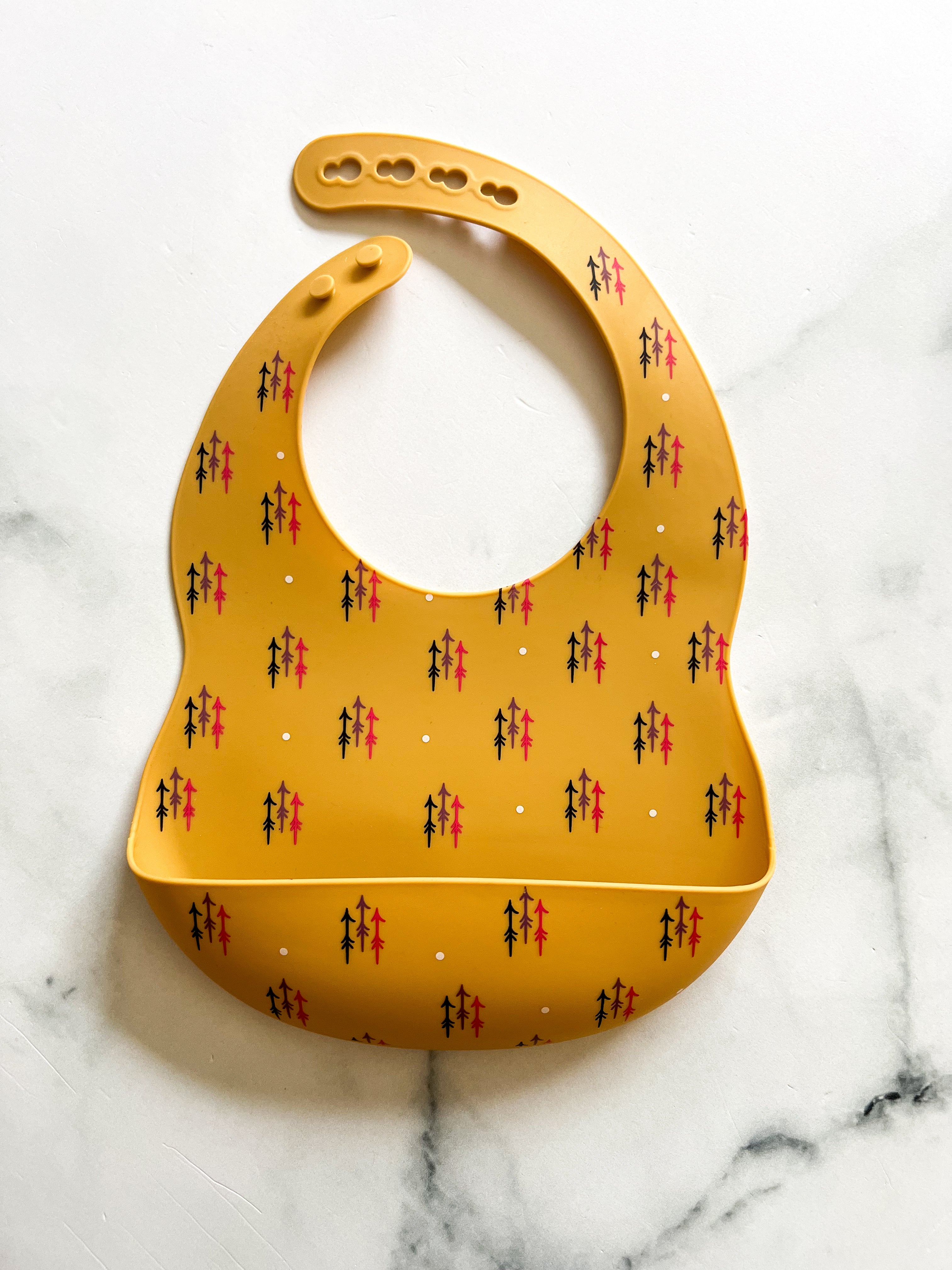 Bavette en silicone avec motifs flèches