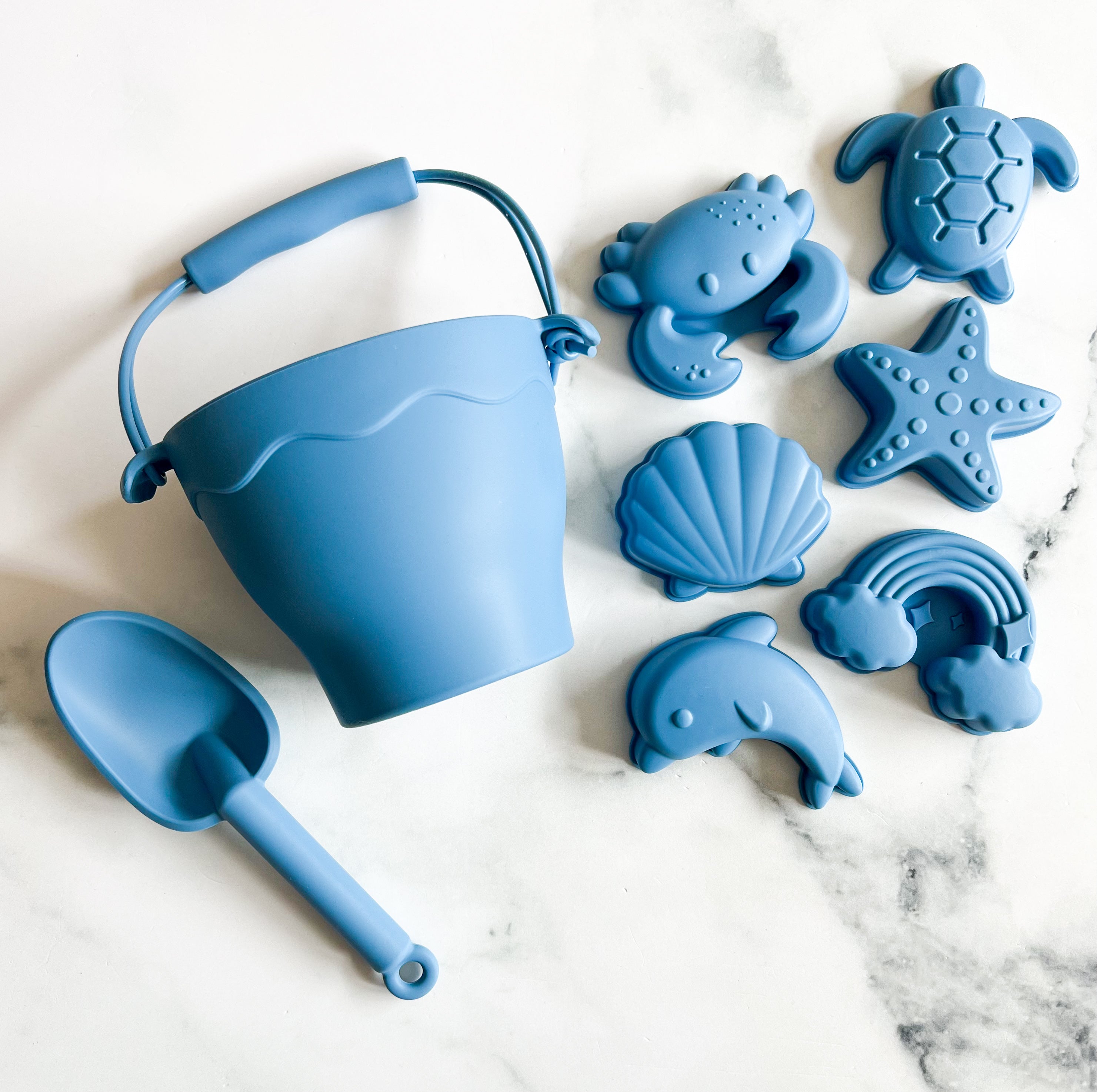 Ensemble de seau de plage avec sa pelle et ses 6 jouets