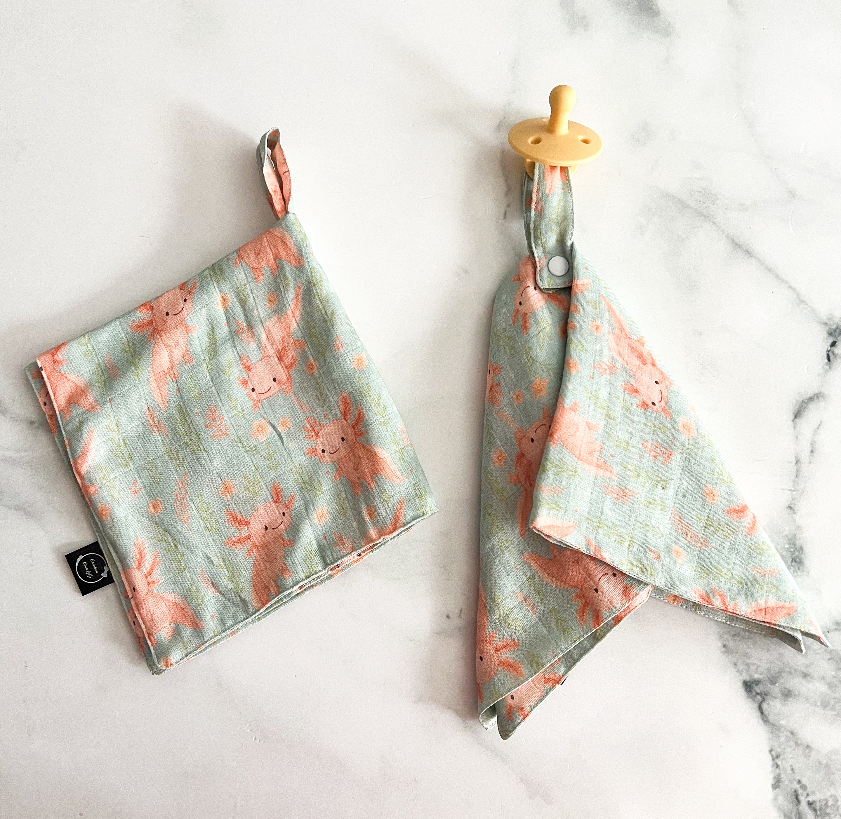 Attache-suce Axolove♥️(axolotl) en mousseline de bambou