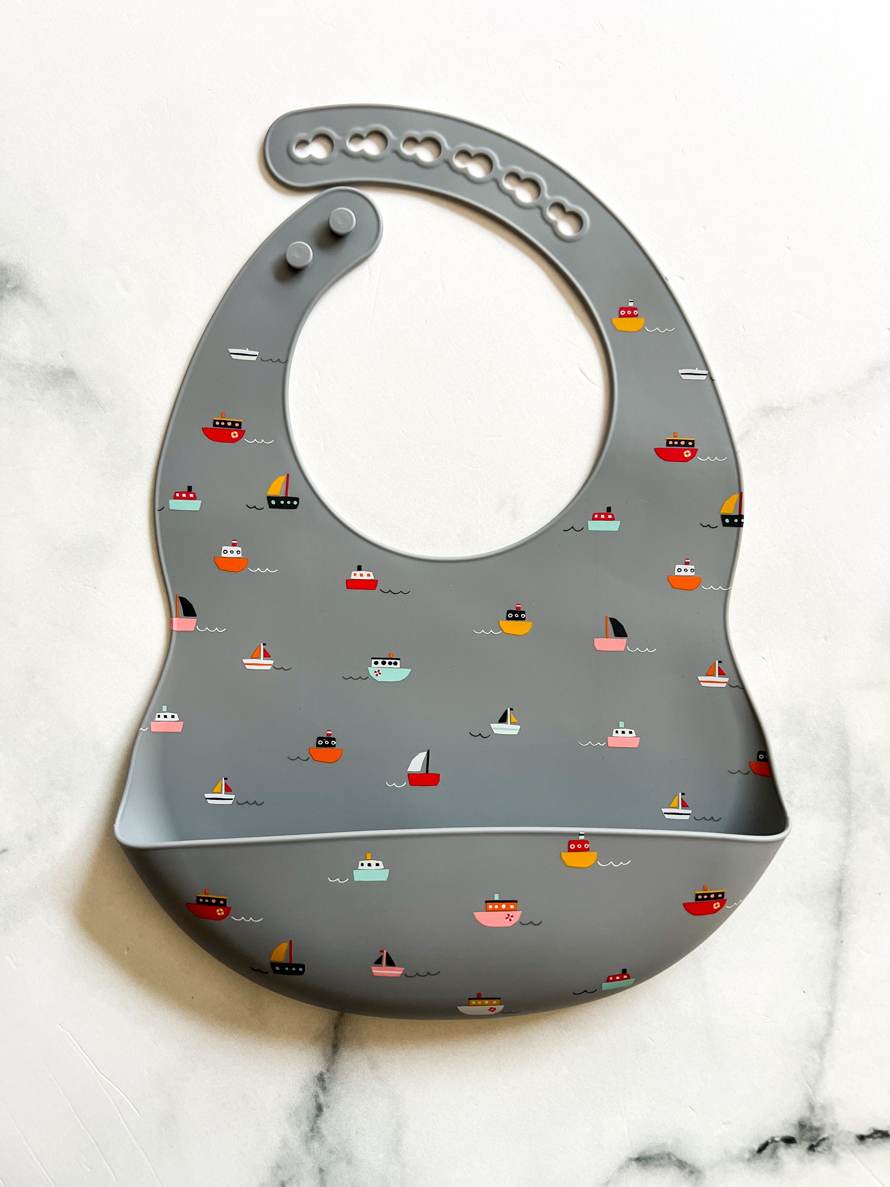 Bavette en silicone avec motifs bateaux