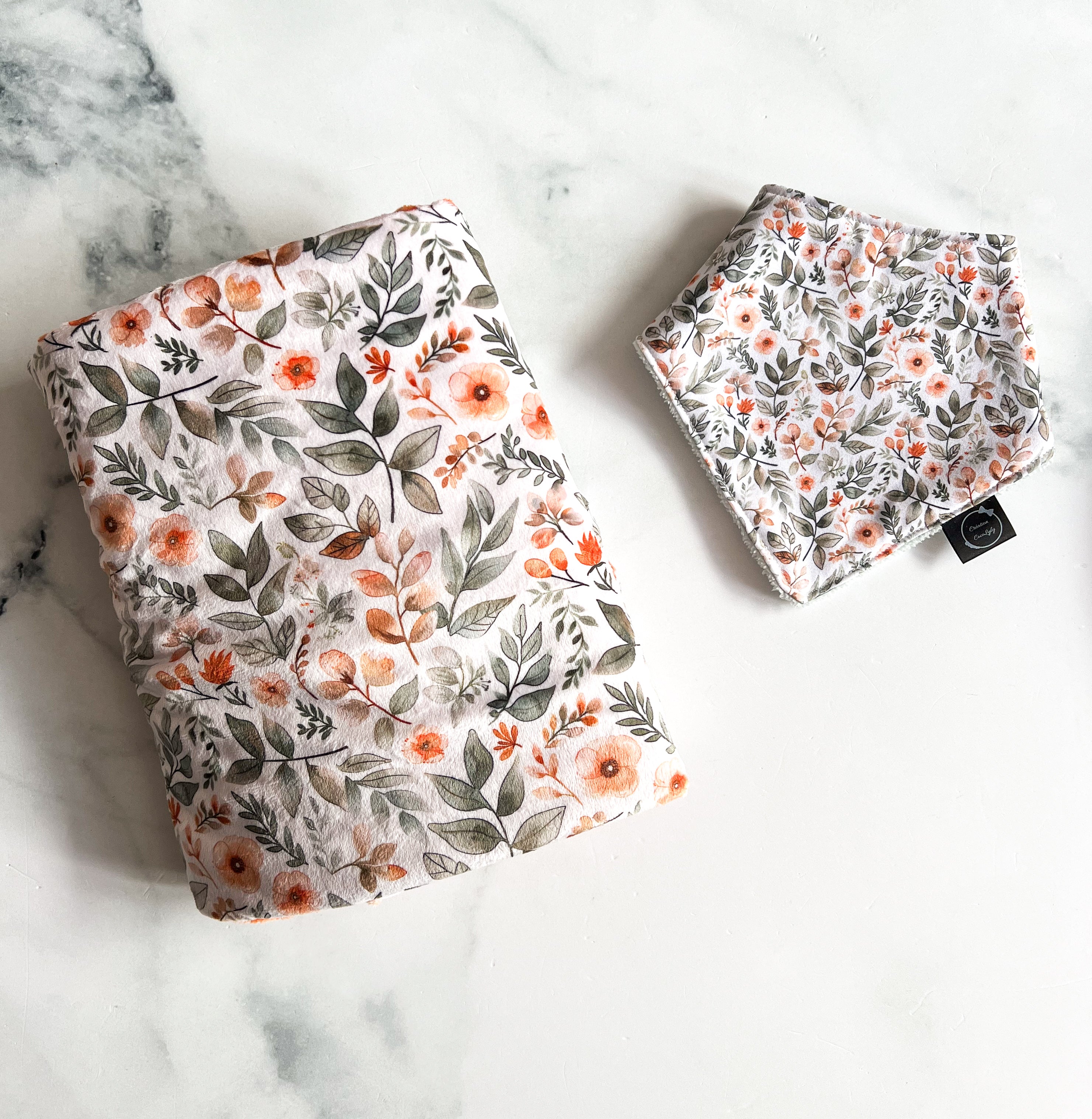 Ensemble couverture et bavoir fleurie orangée (voir description)