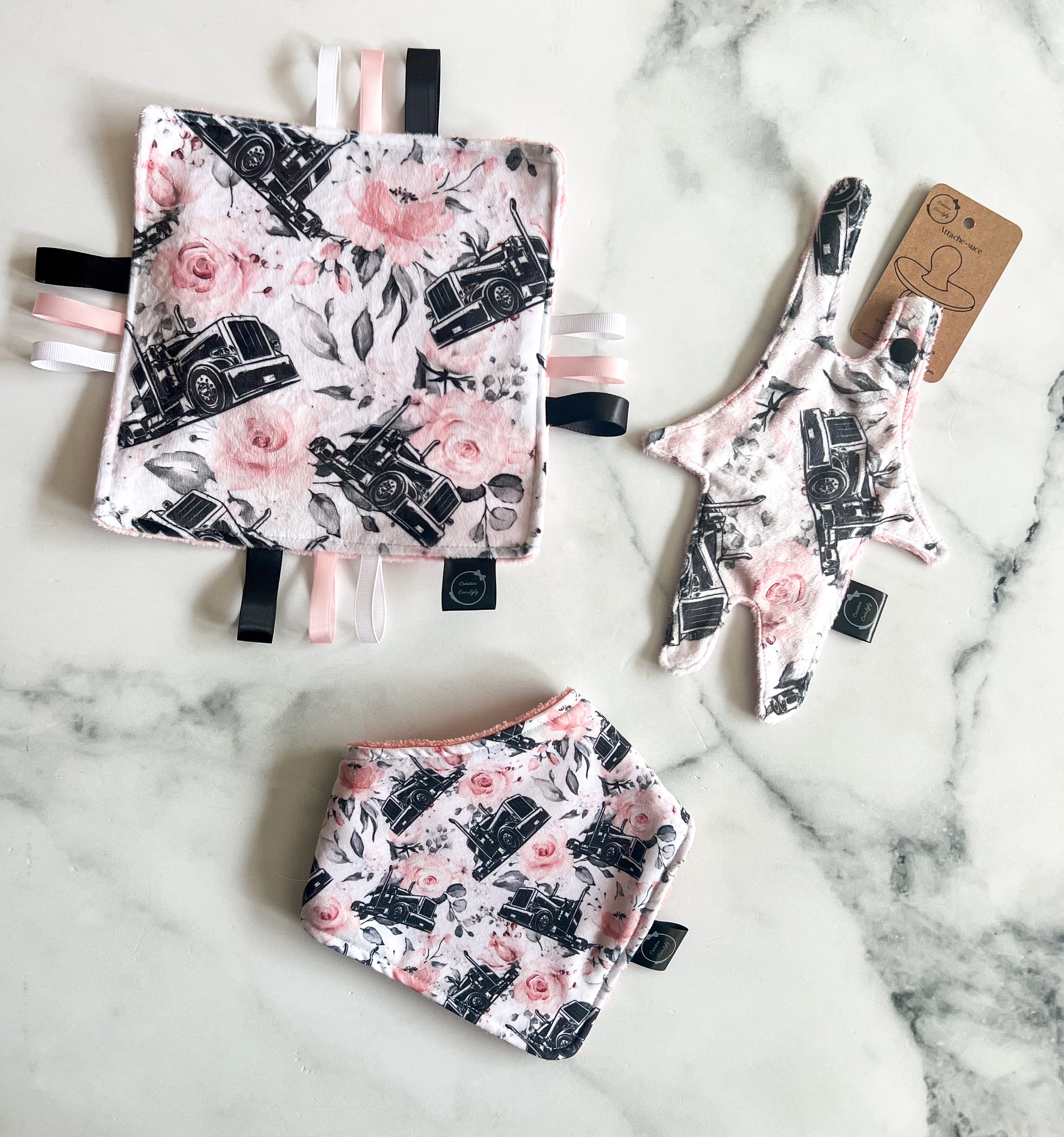 Ensemble couverture et bavoir camions et fleurs (voir description)