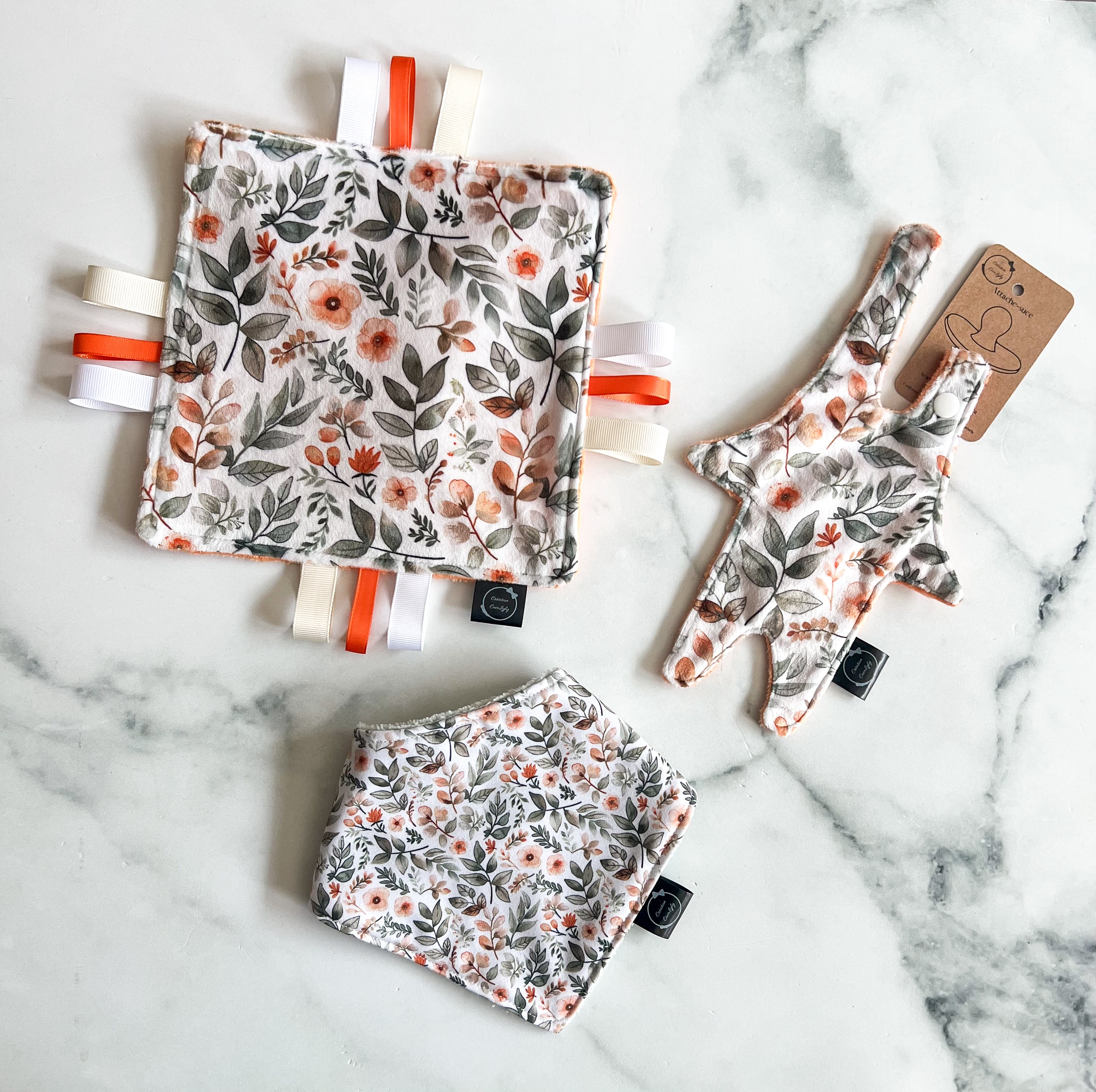 Ensemble couverture et bavoir fleurie orangée (voir description)