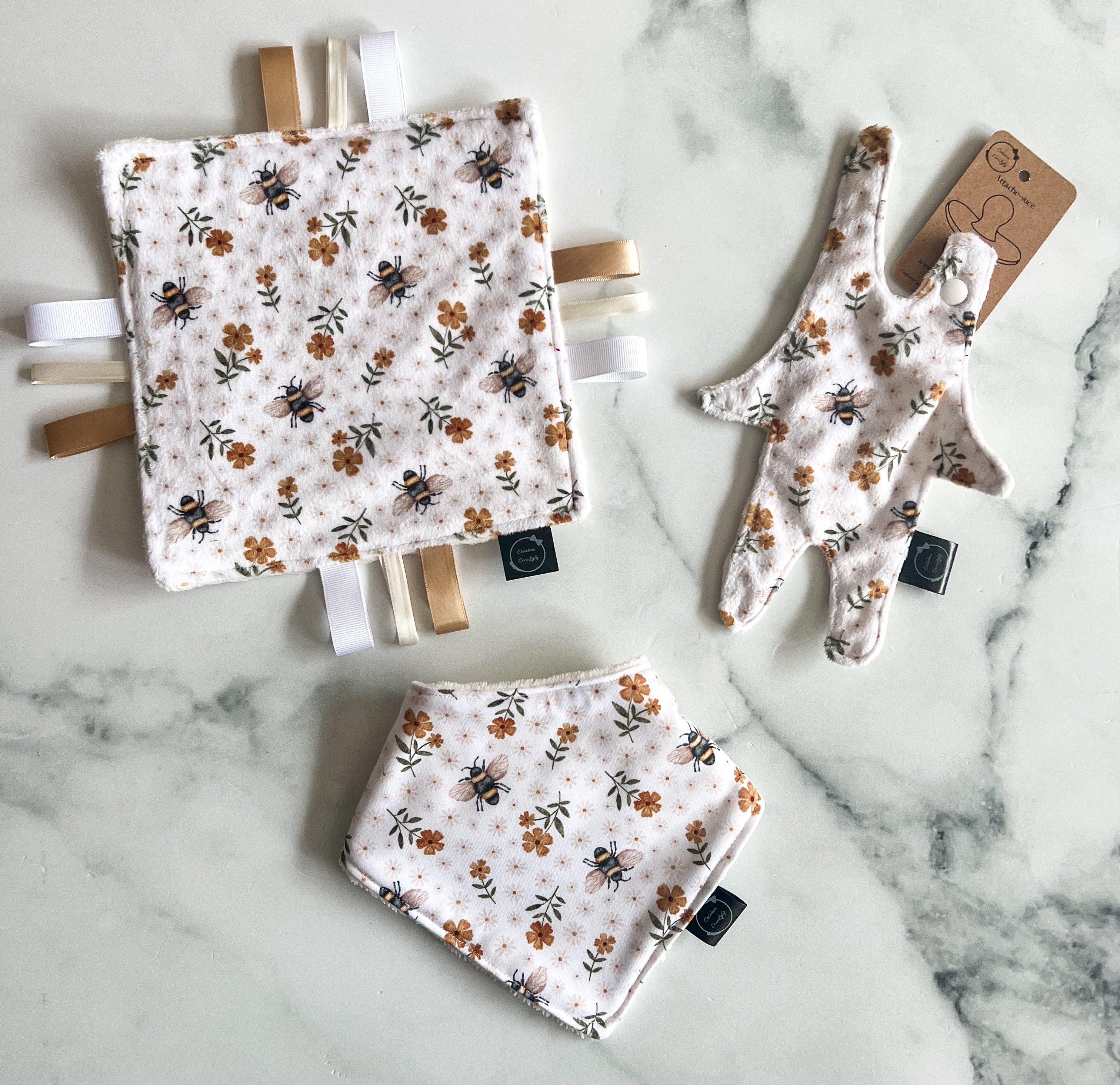 Bavoir les abeilles et fleurs dos beige