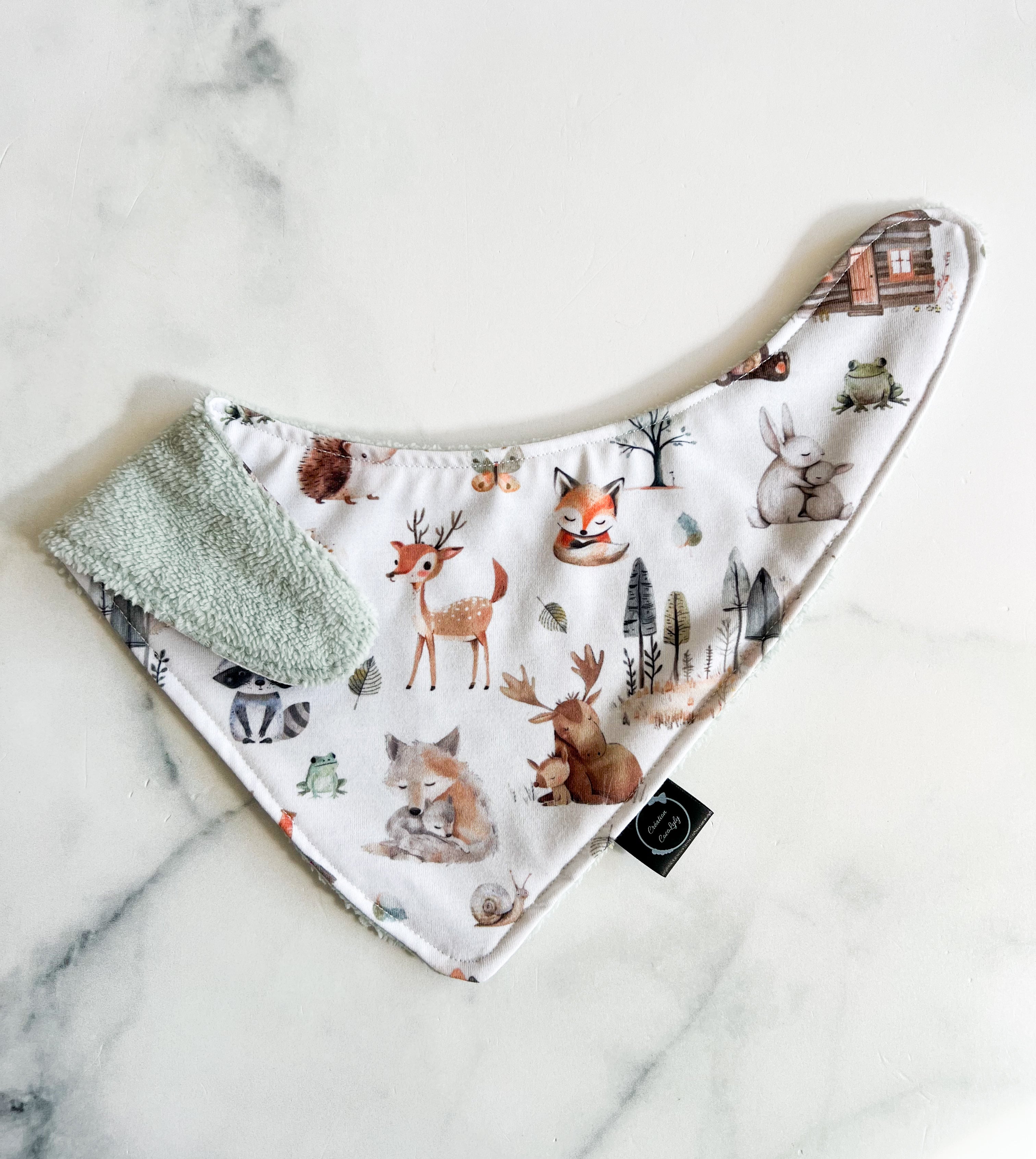 Bavoir journée en forêt ajustable dos vert sauge