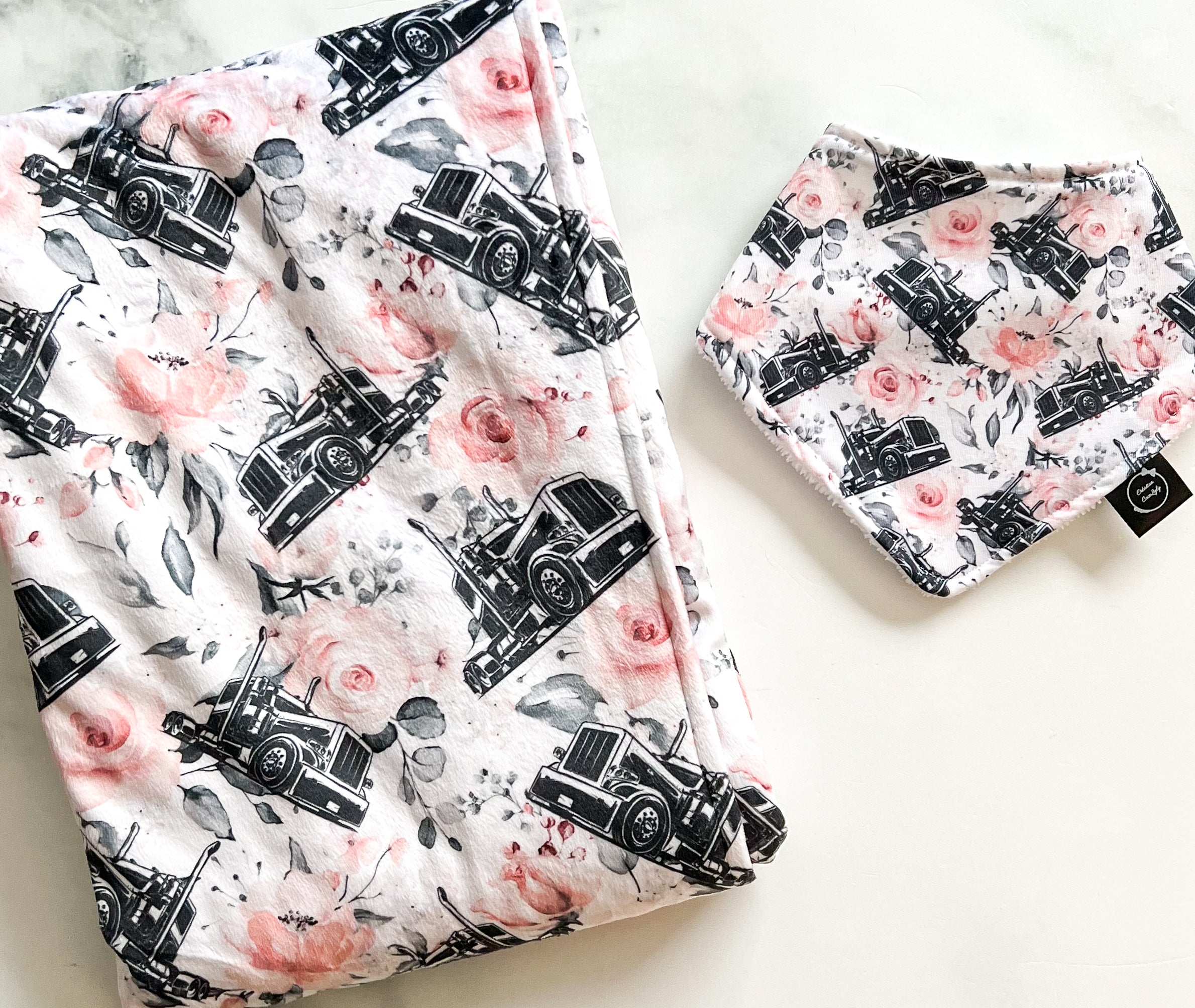 Ensemble couverture et bavoir camions et fleurs (voir description)