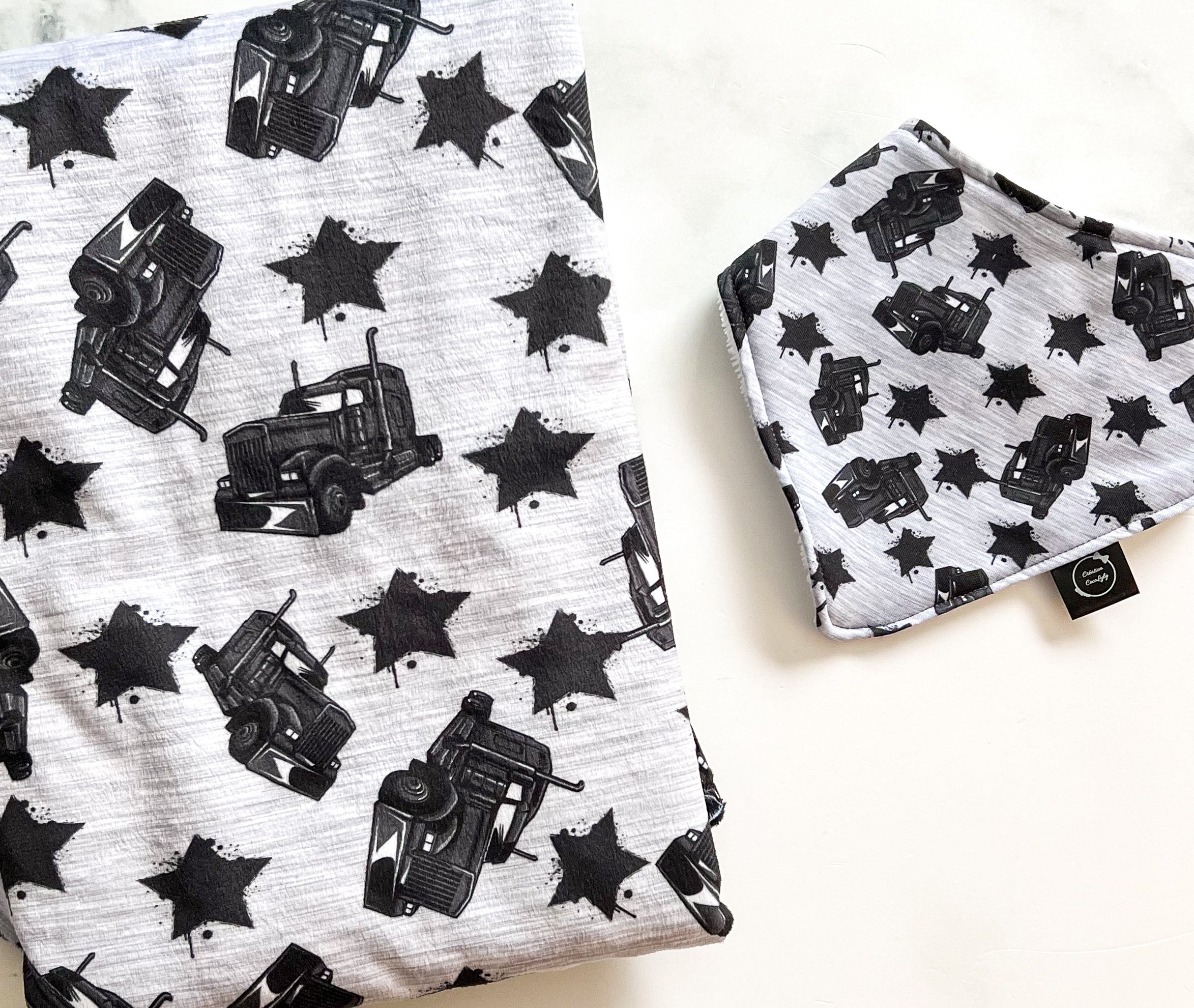 Ensemble couverture et bavoir camions et étoiles (voir description)