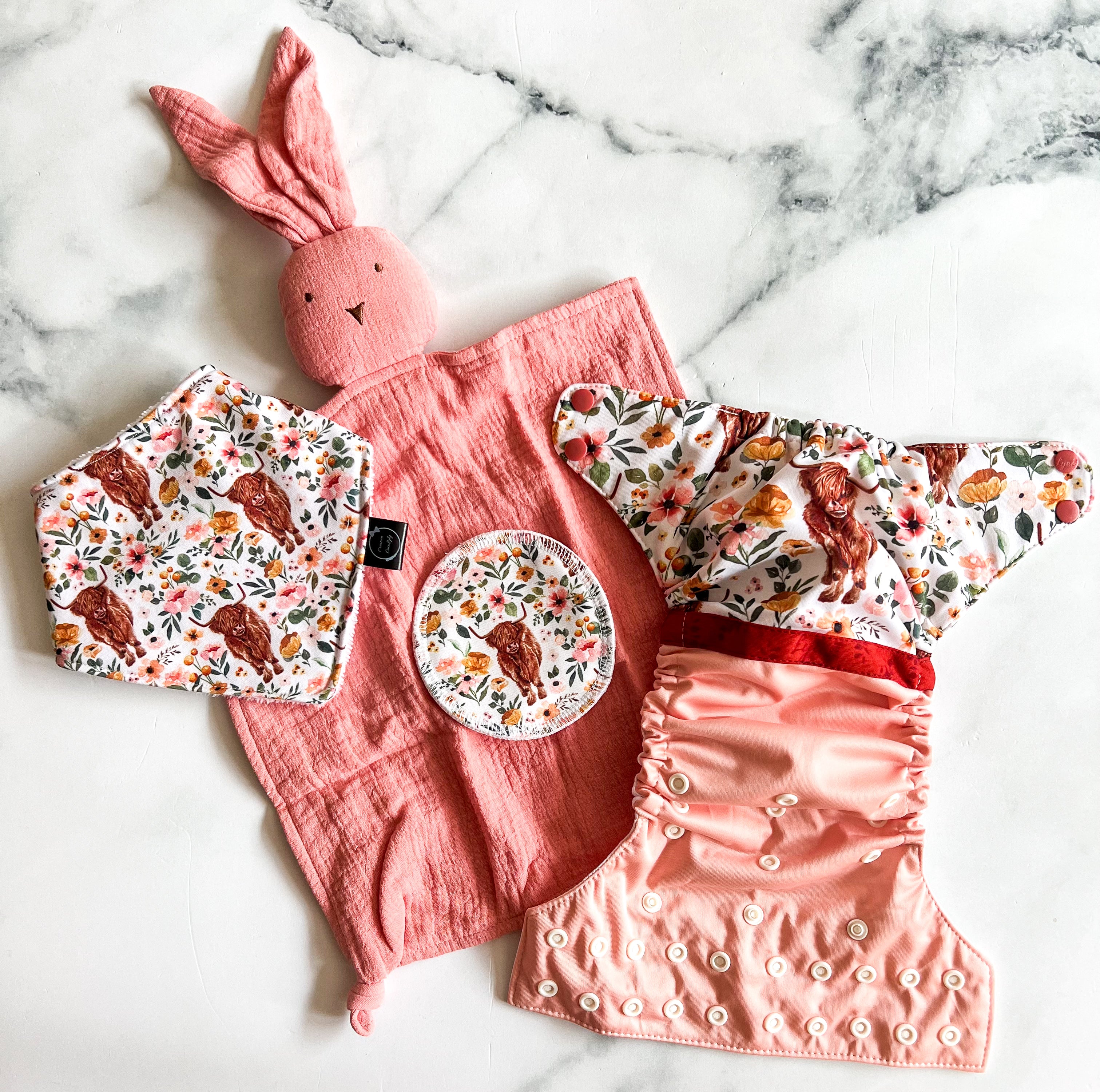 Couche lavable à poche vache highland fleurs de la marque Lya