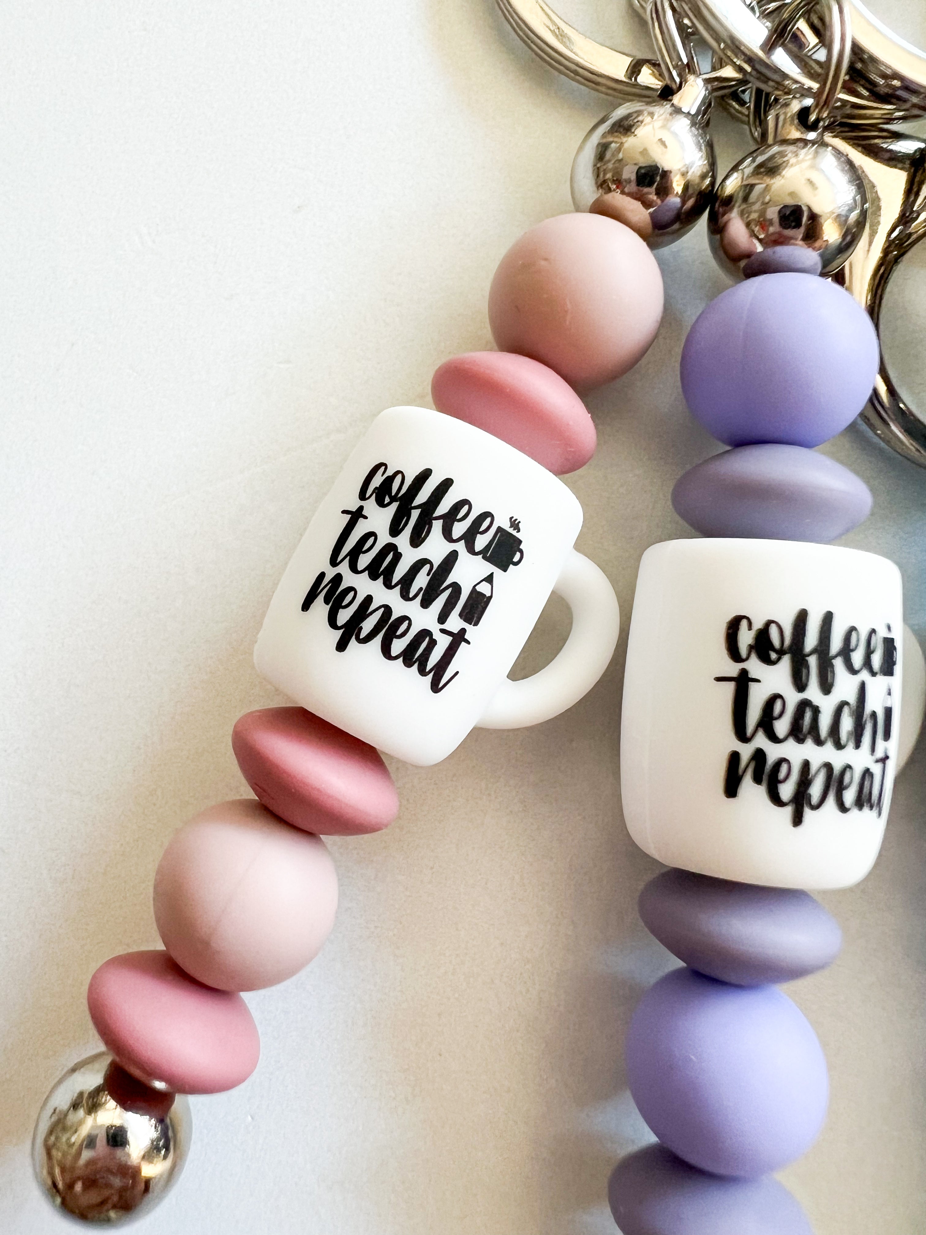 Porte clé sur tige de métal et perles Coffee, Teach, Repeat