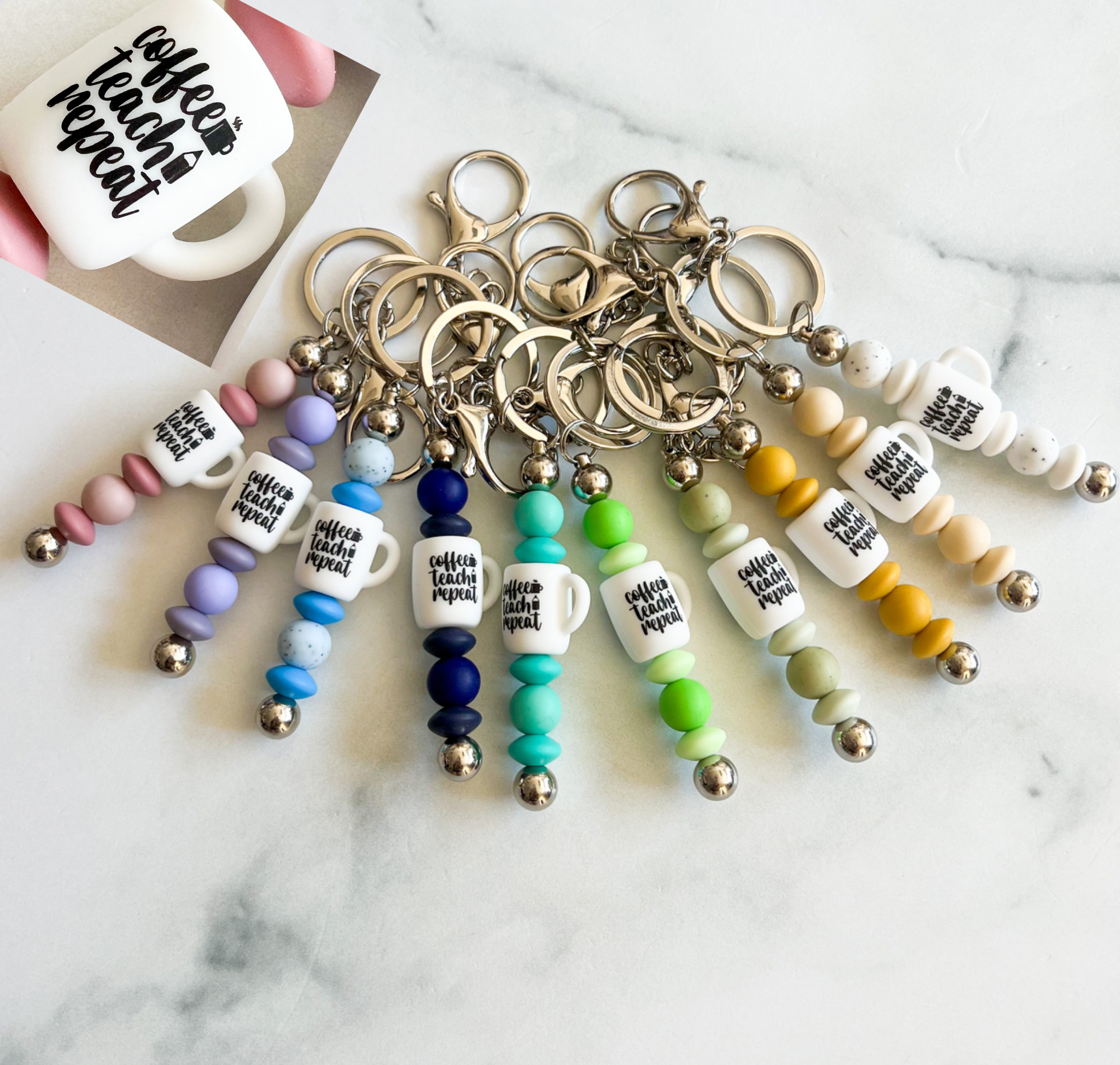 Porte clé sur tige de métal et perles Coffee, Teach, Repeat