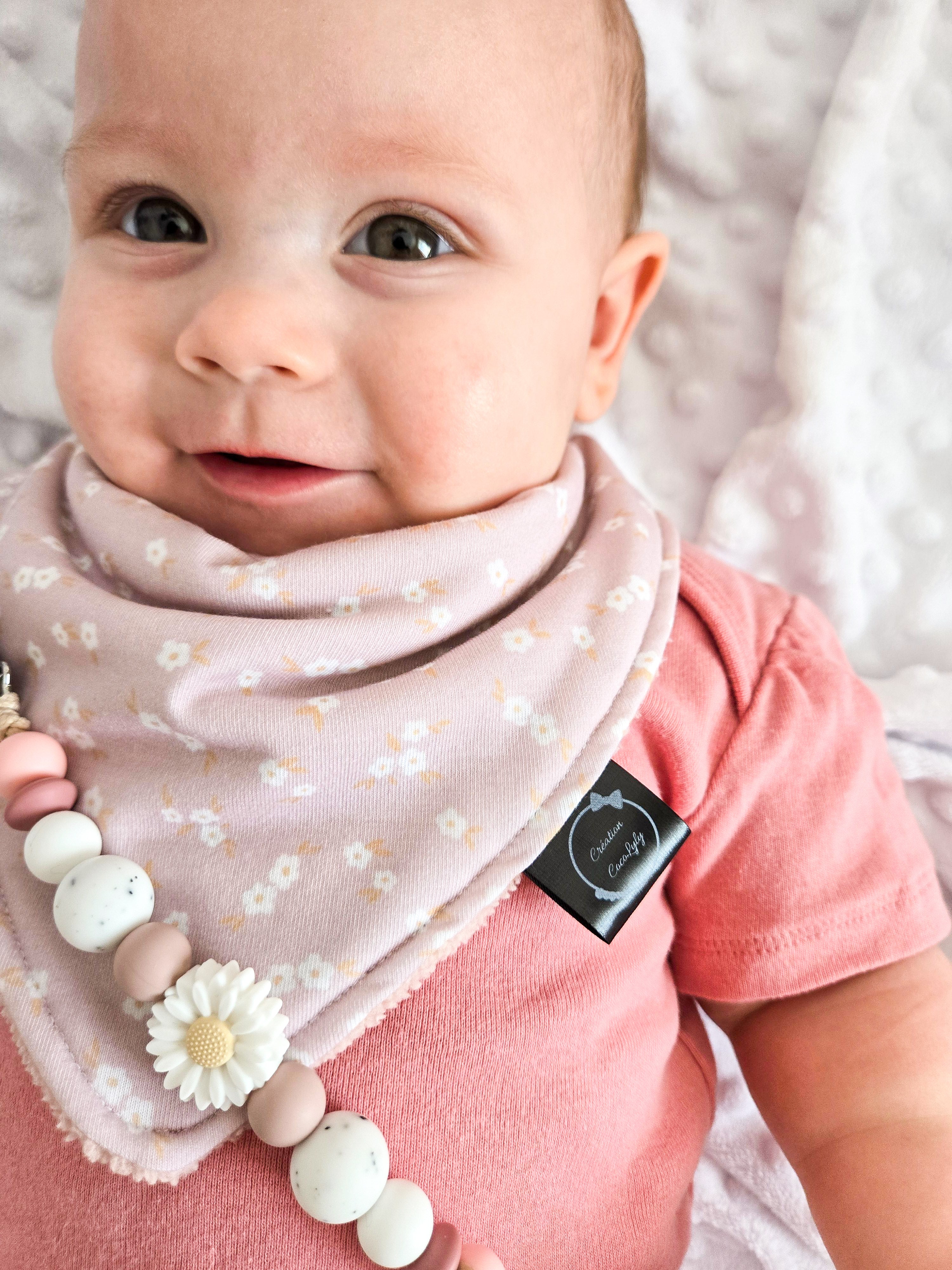 Bavoir petites marguerites sur fond rose ajustable