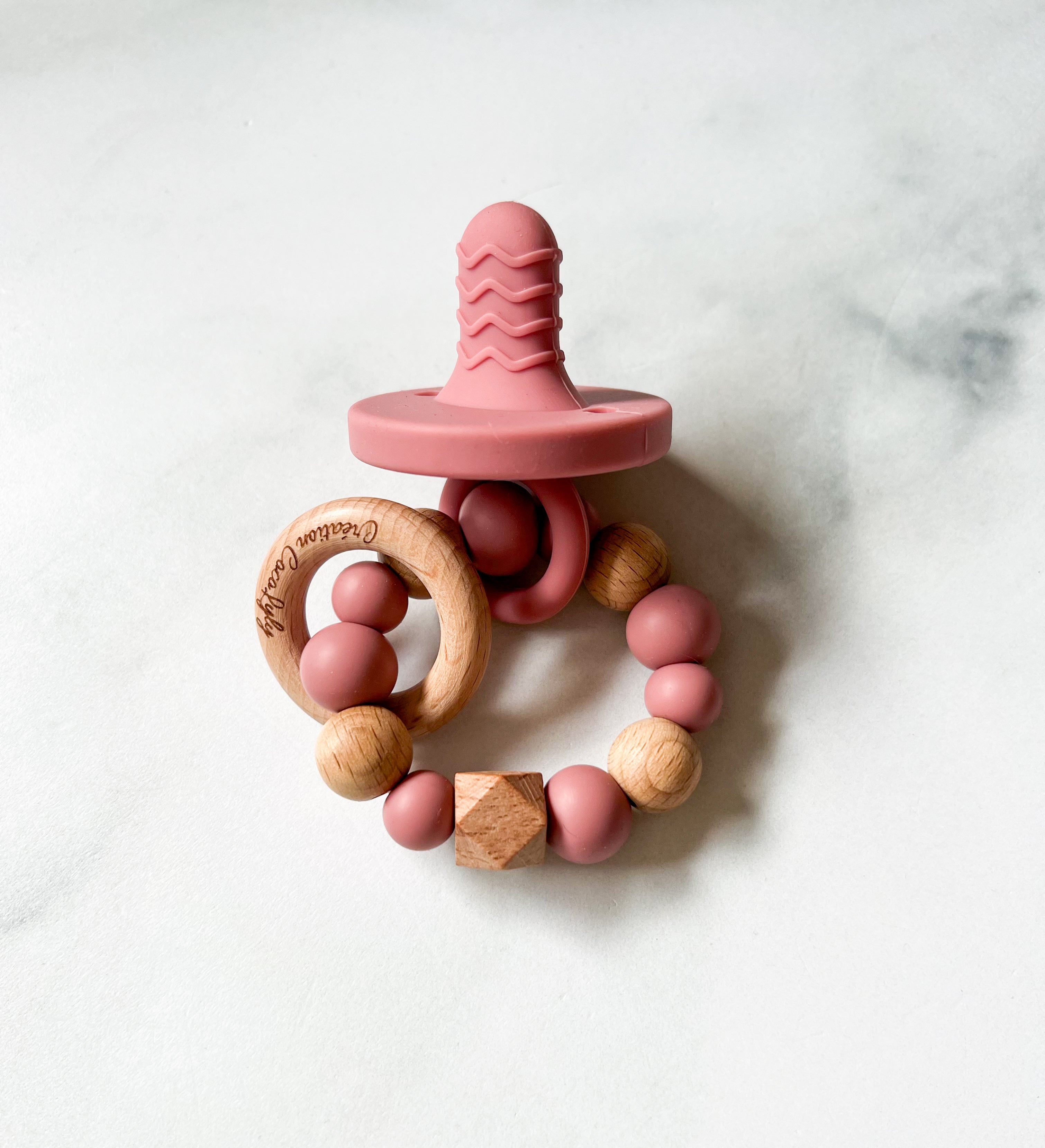 Hochet tout en un rose boho