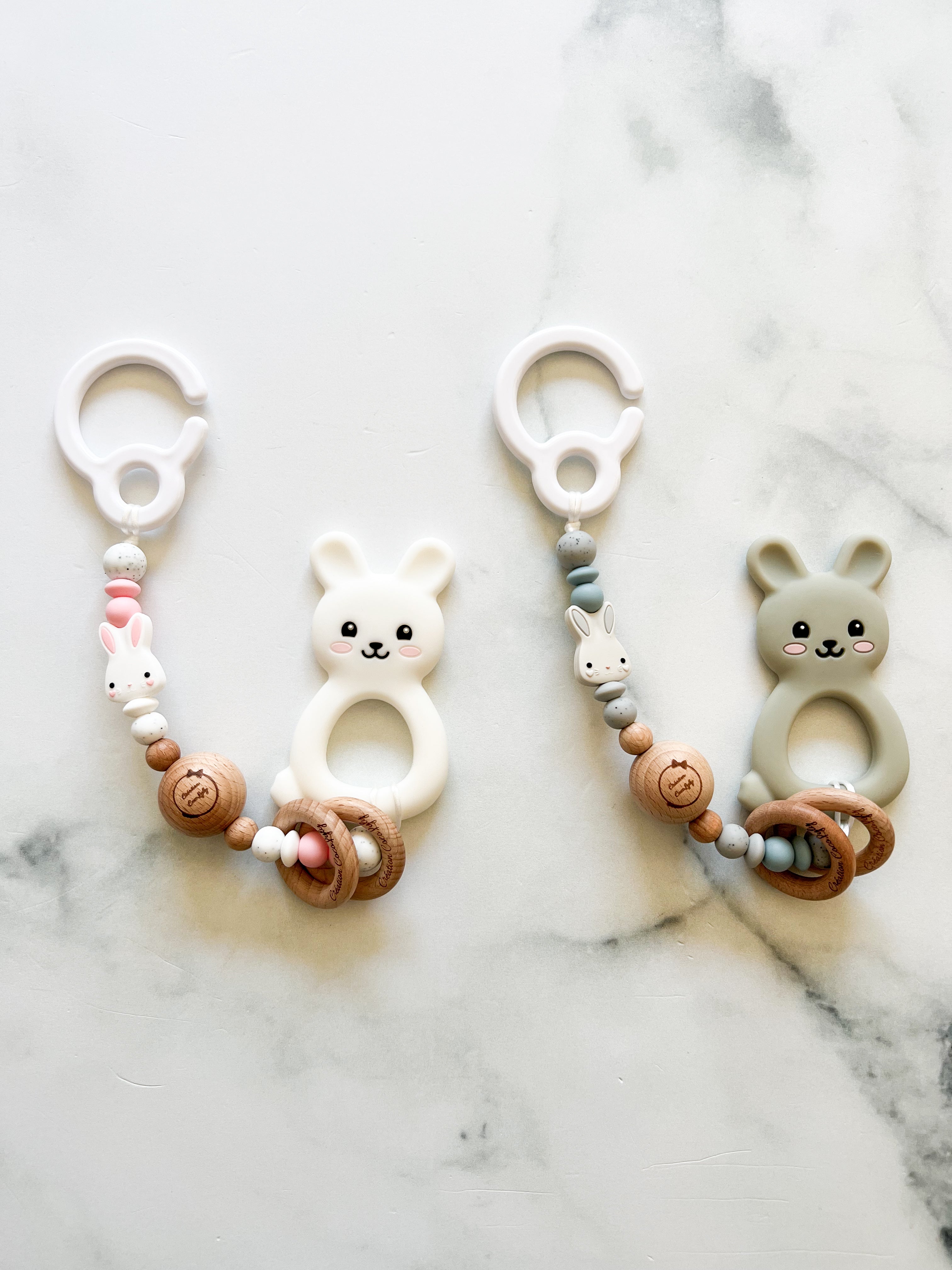 Attache jouet style accrocheur lapinou