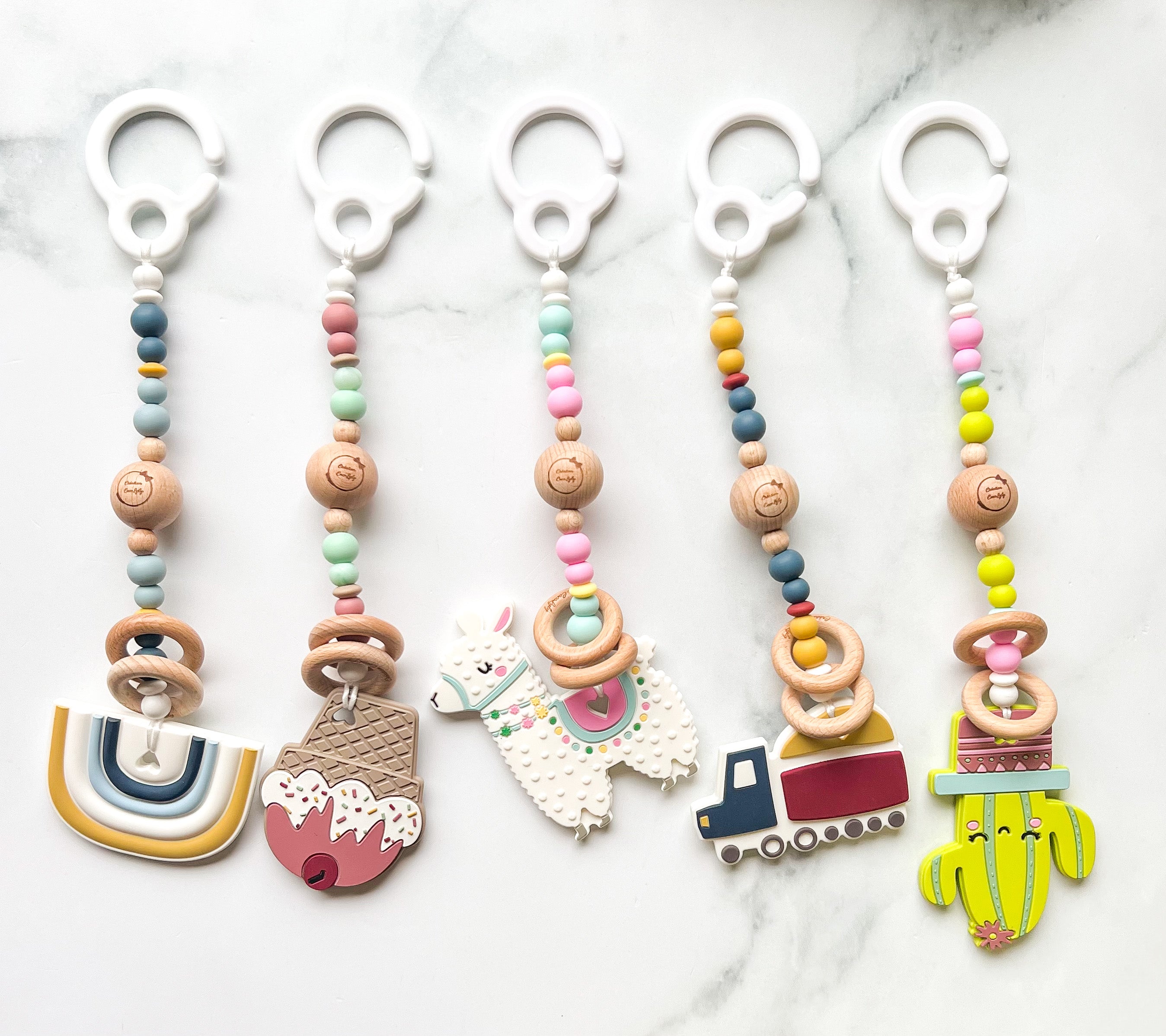 Attache jouet style accrocheur