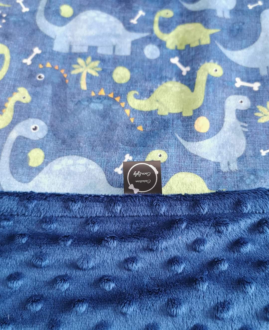 PRÉCOMMANDE Doudou basinette dino bleu doublé