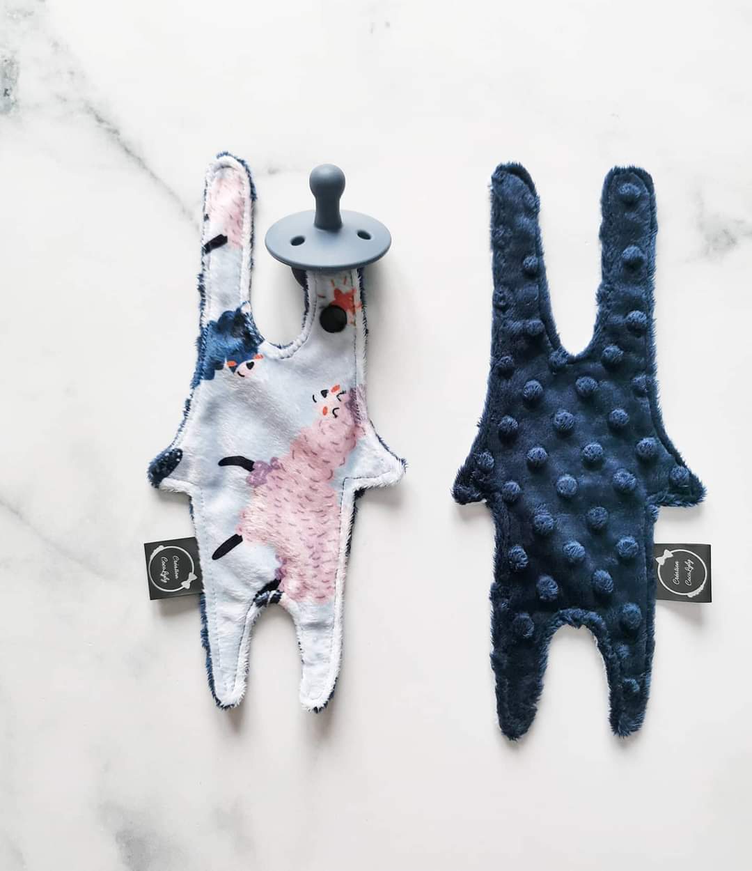 Attache suce petit bonhomme lama