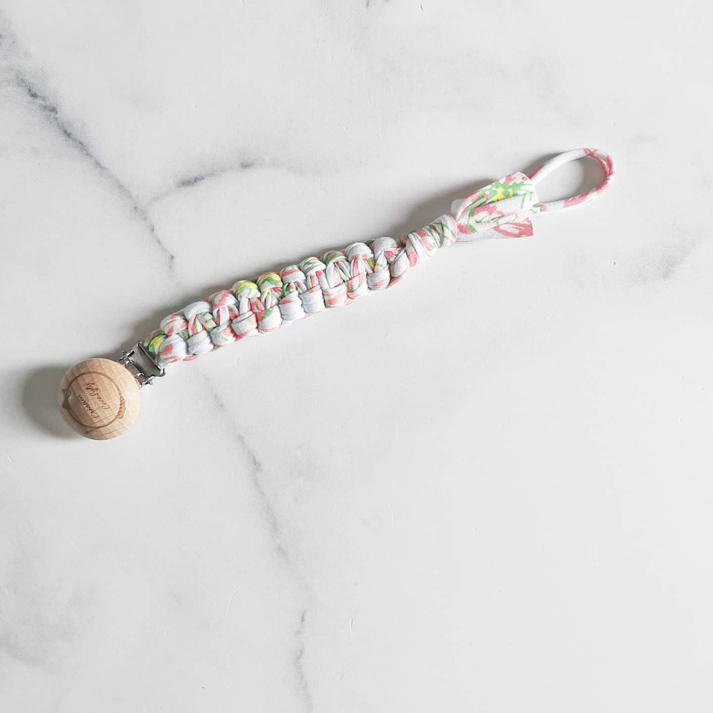 Attache suce tressé fleurie