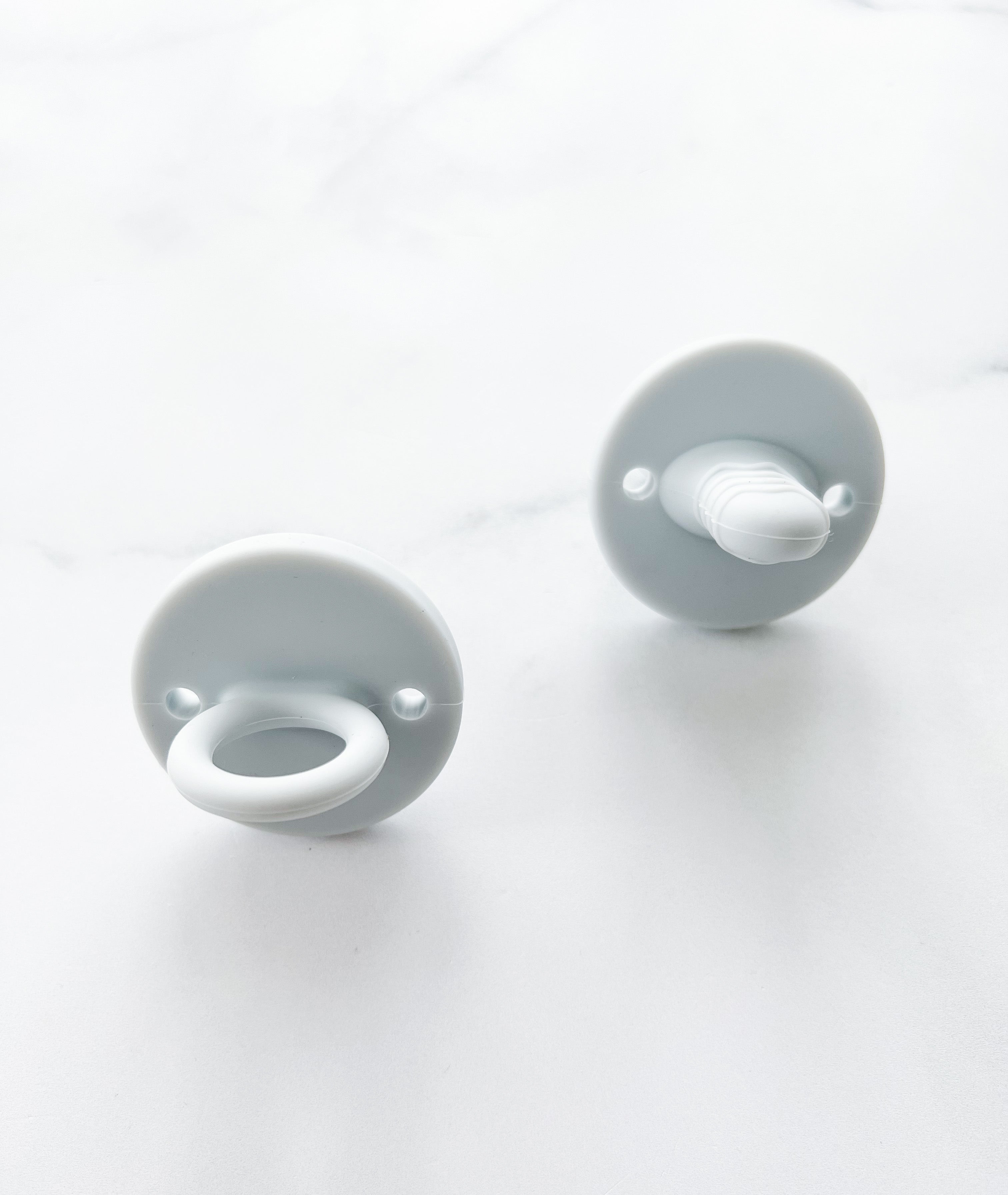 Suce de dentition gris pâle