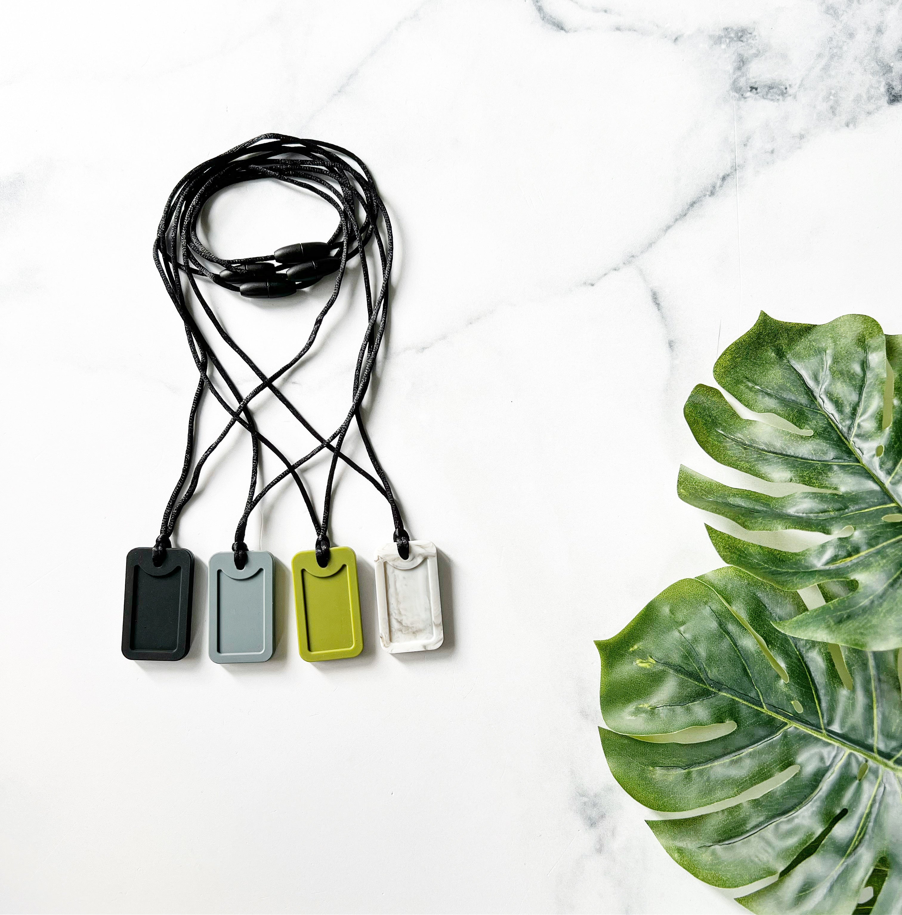 Collier style plaque en silicone pour papa, maman ou enfants